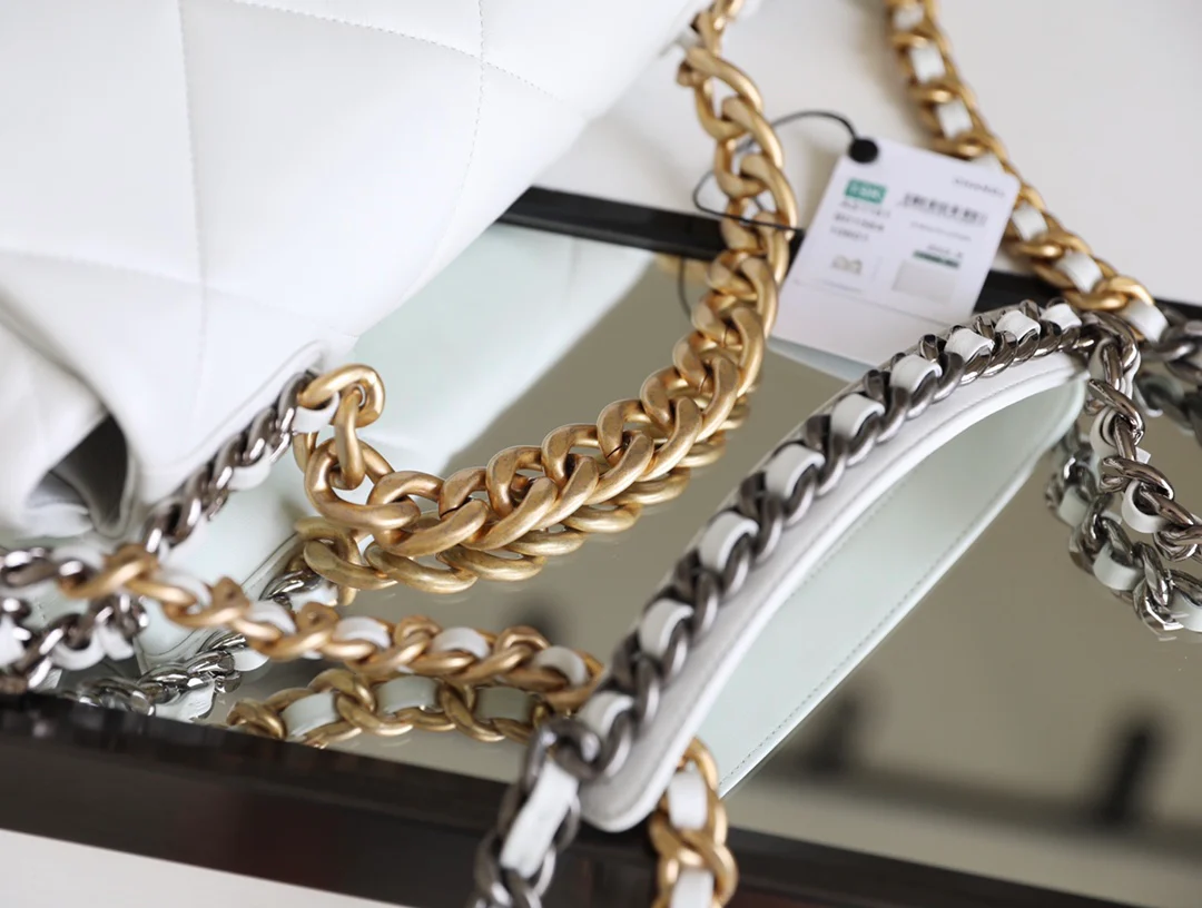 Сумка Chanel 19 — средняя, ??белая.