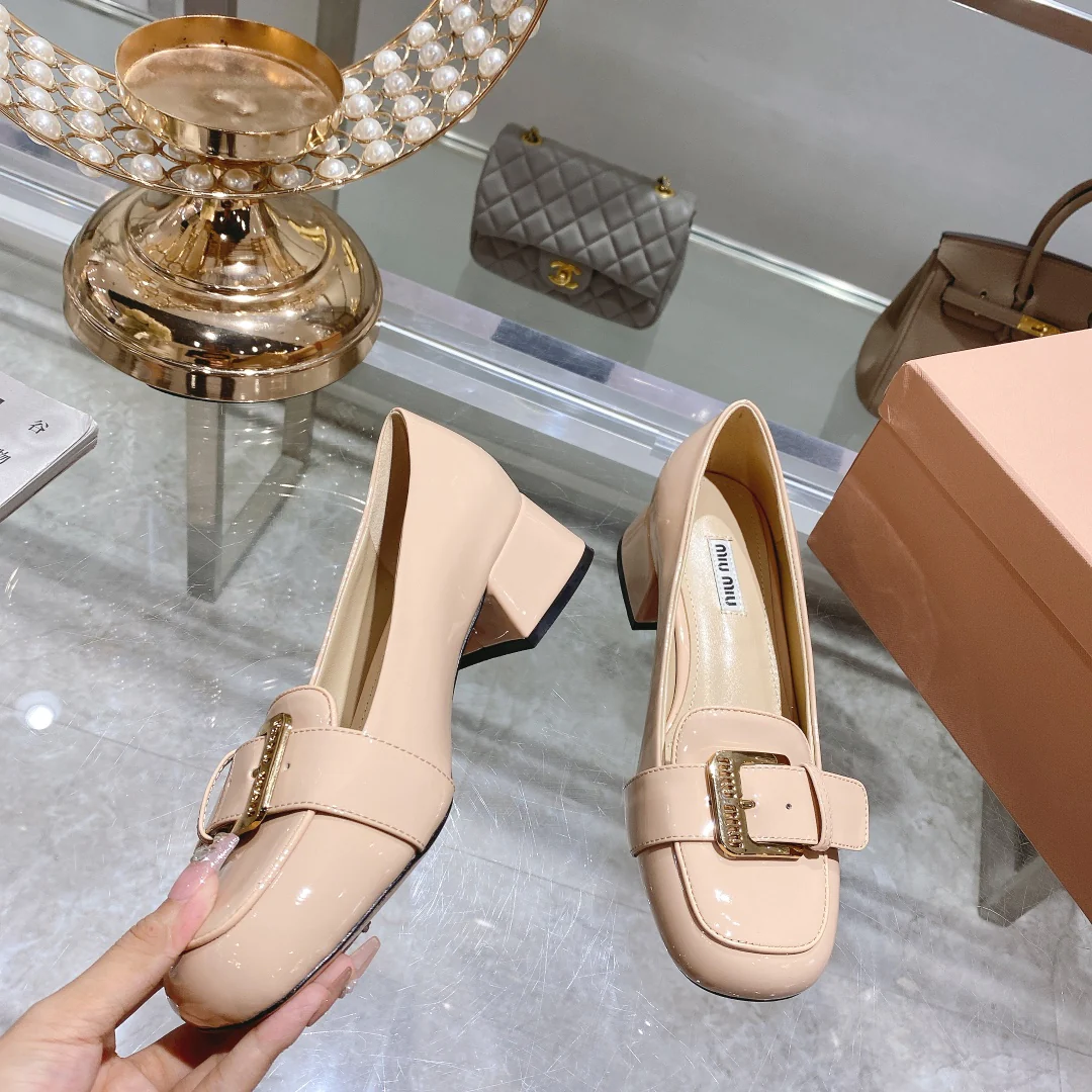 Новинка сезона осень/зима 2022 от Miu Miu - Туфли на низком каблуке с квадратным носком - Розовые