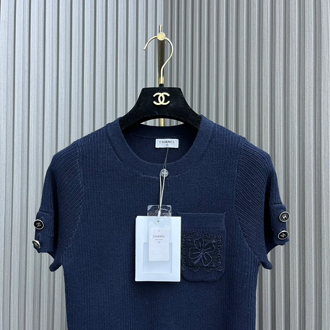 Свитер Chanel 2403 с карманом в виде четырехлистного клевера — синий.