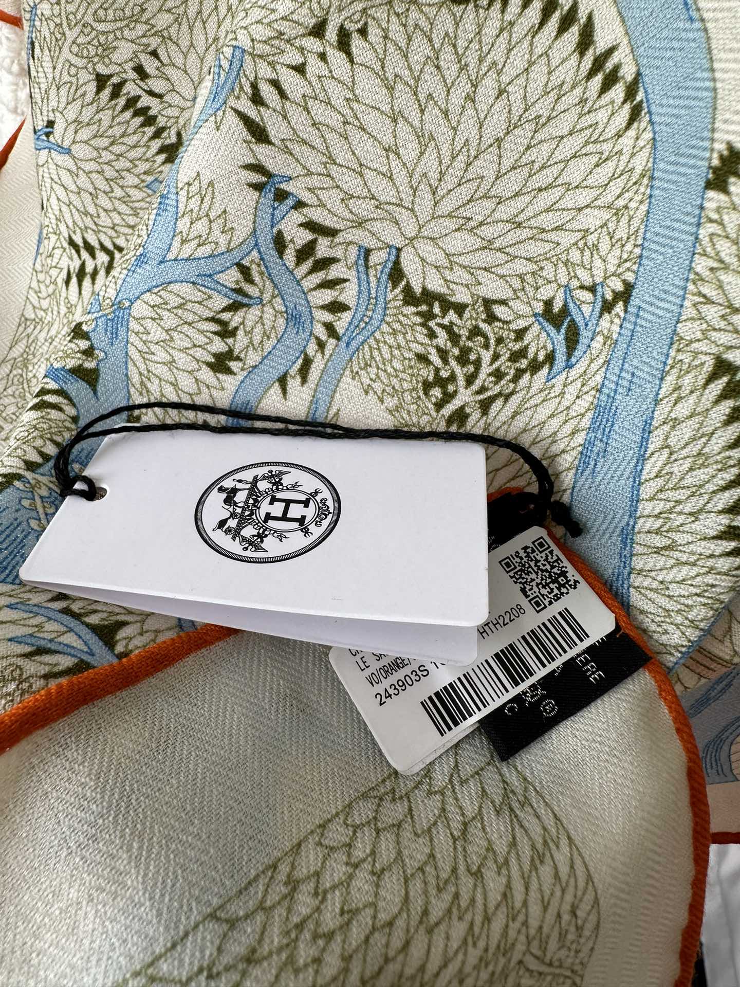 Большой шарф Hermes 2024 с цветочным рисунком — персиково-розовый.