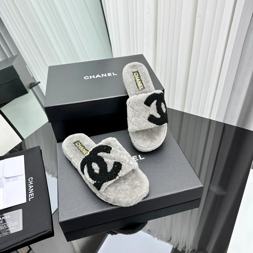 Новые поступления коллекции Chanel осень/зима 2023 — популярные товары на Xiaohongshu — Меховые тапочки — Серые