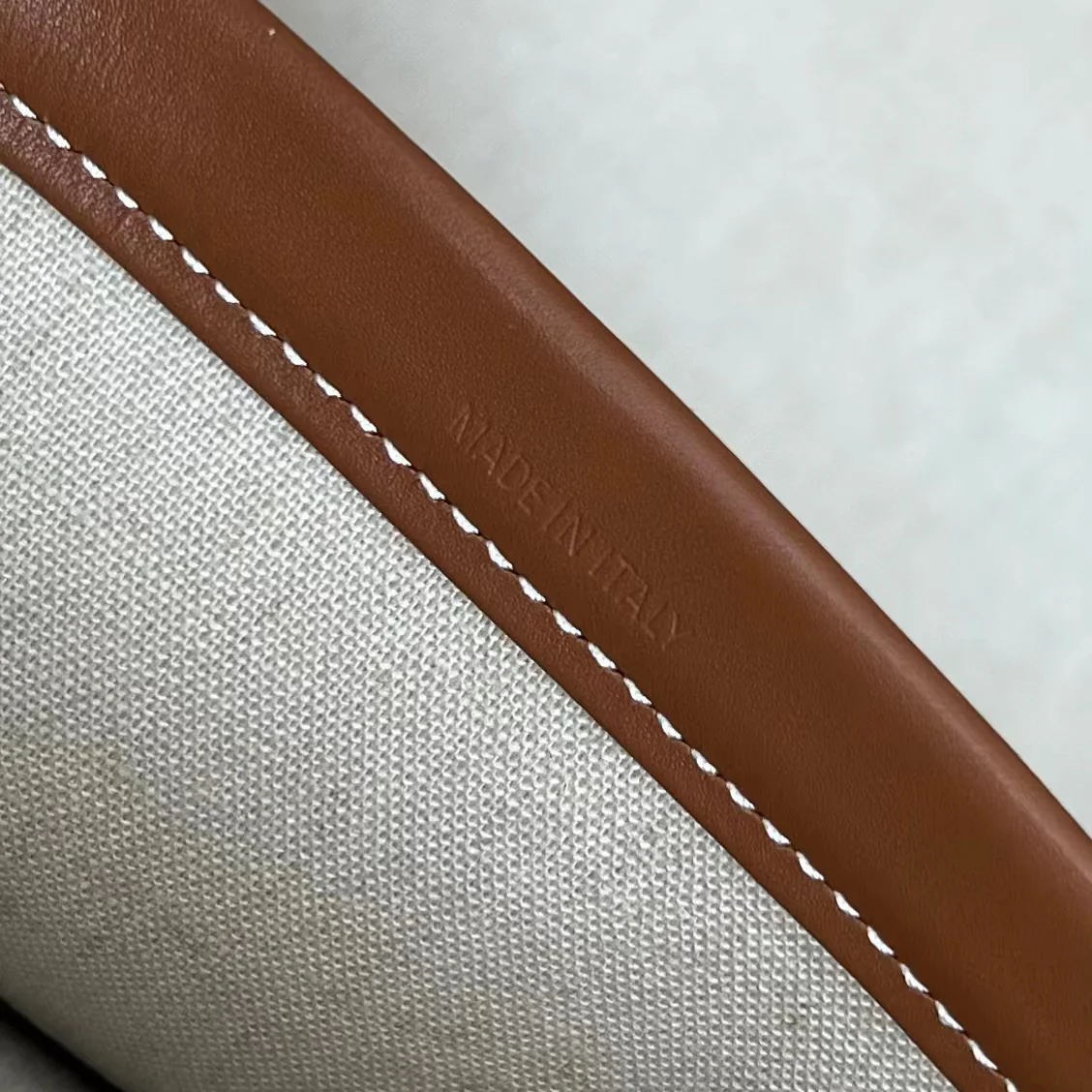 Сумка-шоппер Celine Cabas Thais с принтом - большая, белая и черная.