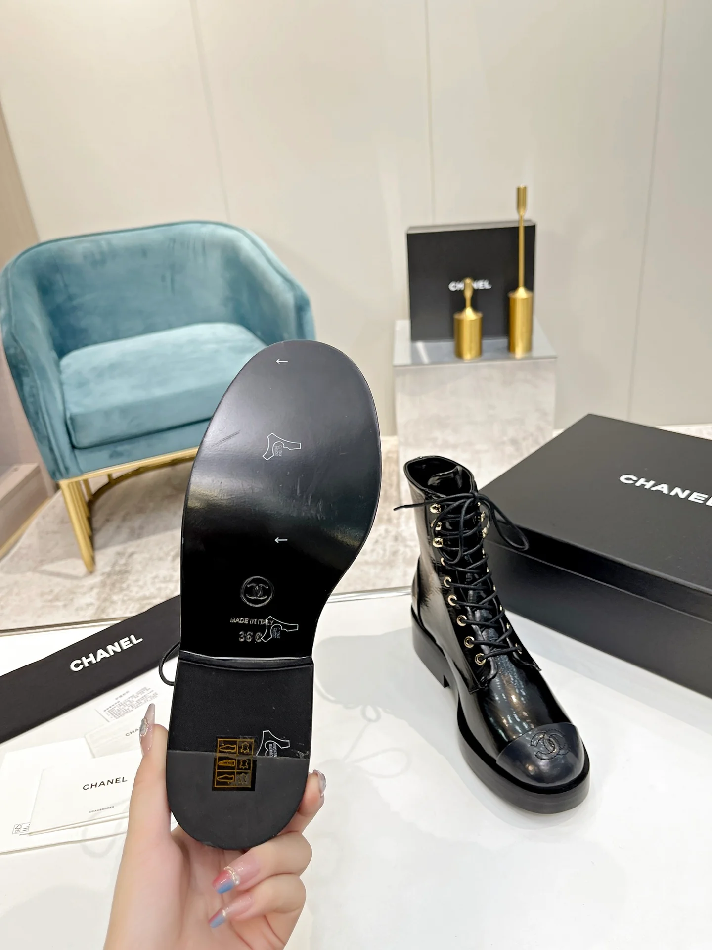 Chanel - Ботинки до середины икры на шнуровке - Черные