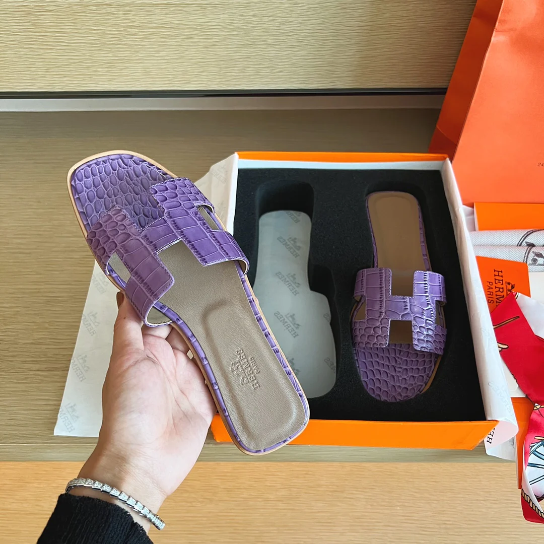 Сандалии Hermes-h на плоской подошве с крокодиловым рисунком-1