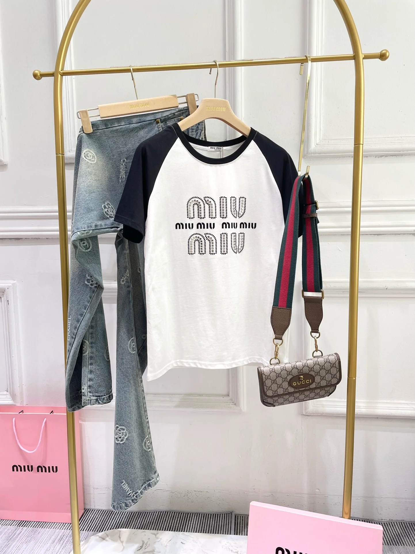 Miu Miu-2404 - Футболка свободного кроя из хлопка с коротким рукавом и стразами, выполненная в технике цветовых блоков.