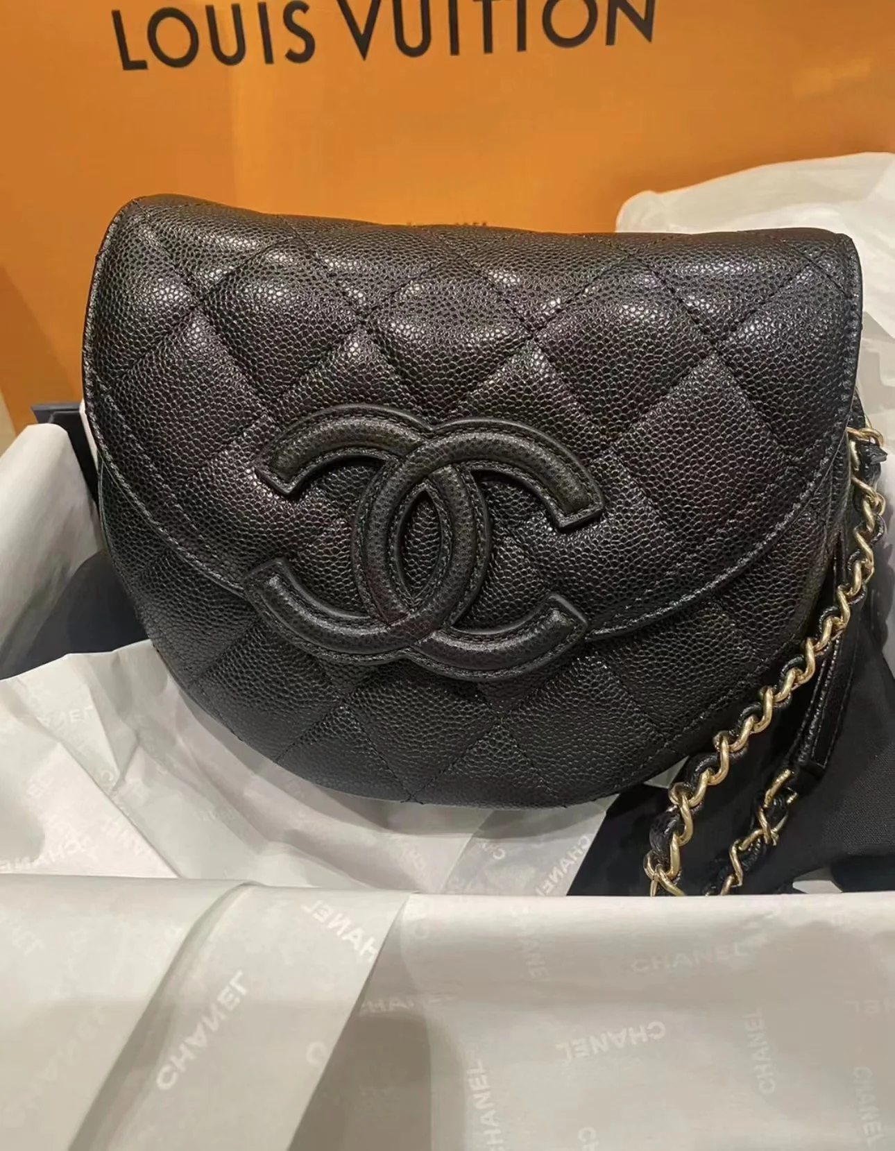 Новинка сезона весна/лето 2023 от Chanel - сумка Lychee Bull Saddle Bag - черная.