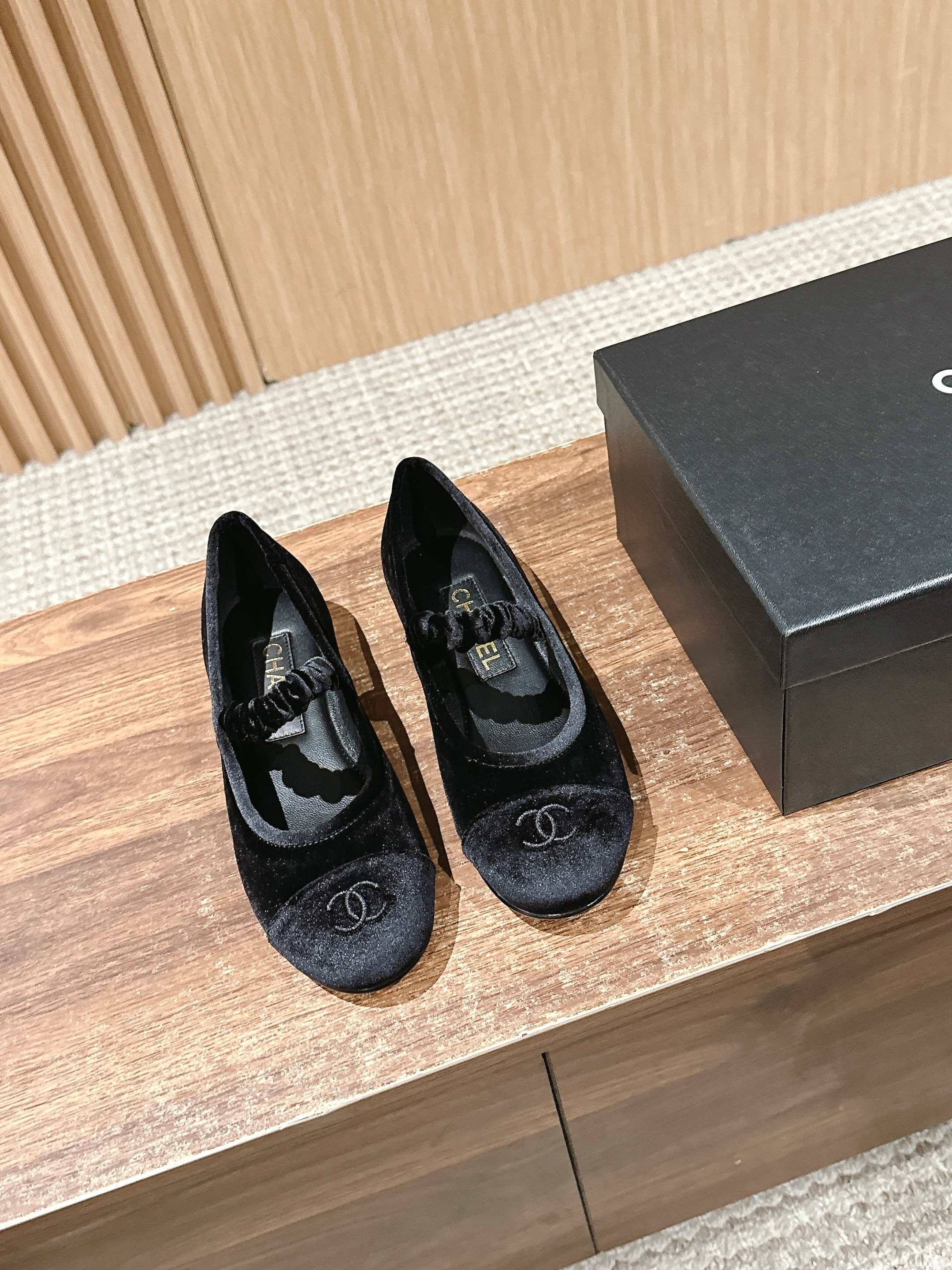 Новинка сезона весна/лето 2025 от Chanel - туфли Мэри Джейн из черной замши.