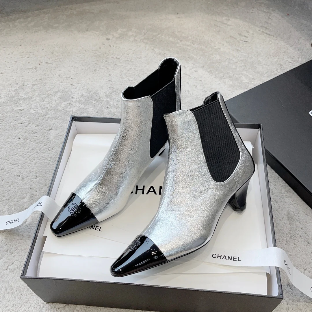 Новинка сезона ?Ранняя осень 2023? от Chanel — ботильоны ?Челси? на низком каблуке — серебристые.