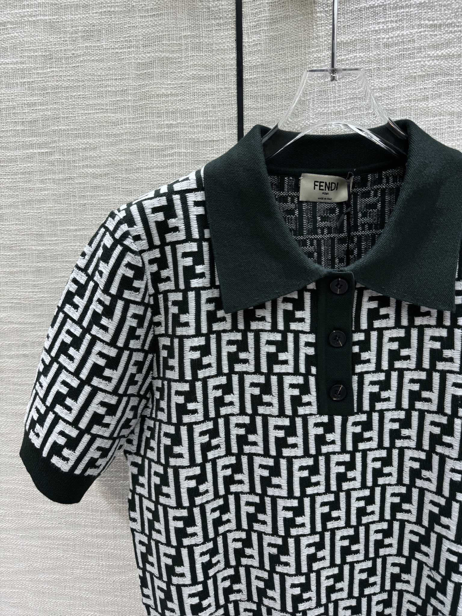 Fendi-2403 - Трикотажная футболка с коротким рукавом и воротником-поло с монограммой