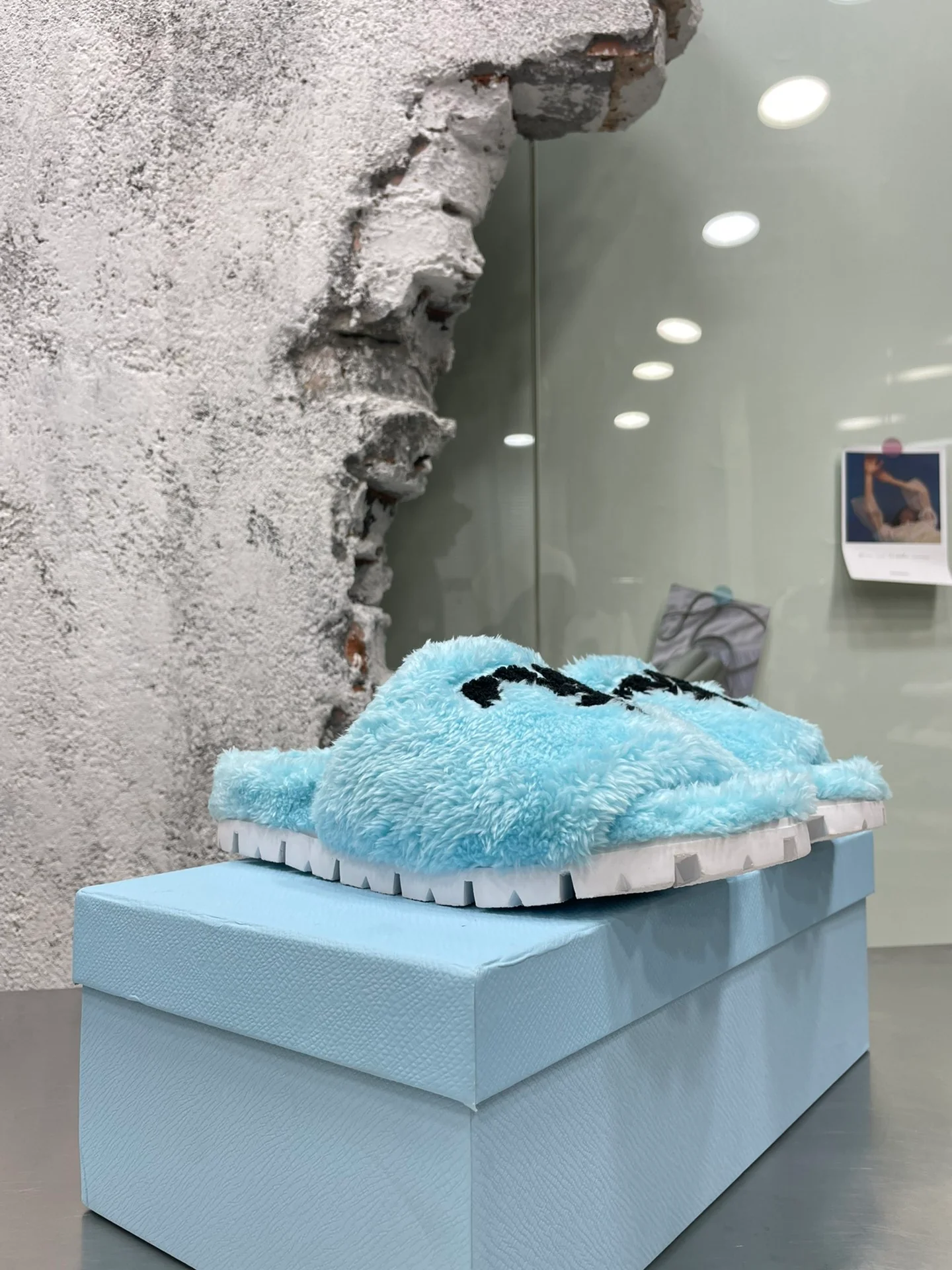 Новинки Prada осень/зима 2022 — Меховые тапочки — Стиль знаменитостей — 3