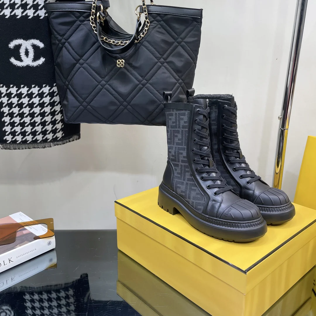 Новинка весны 2022 года от Fendi - Сапоги для верховой езды на шнуровке - Черные