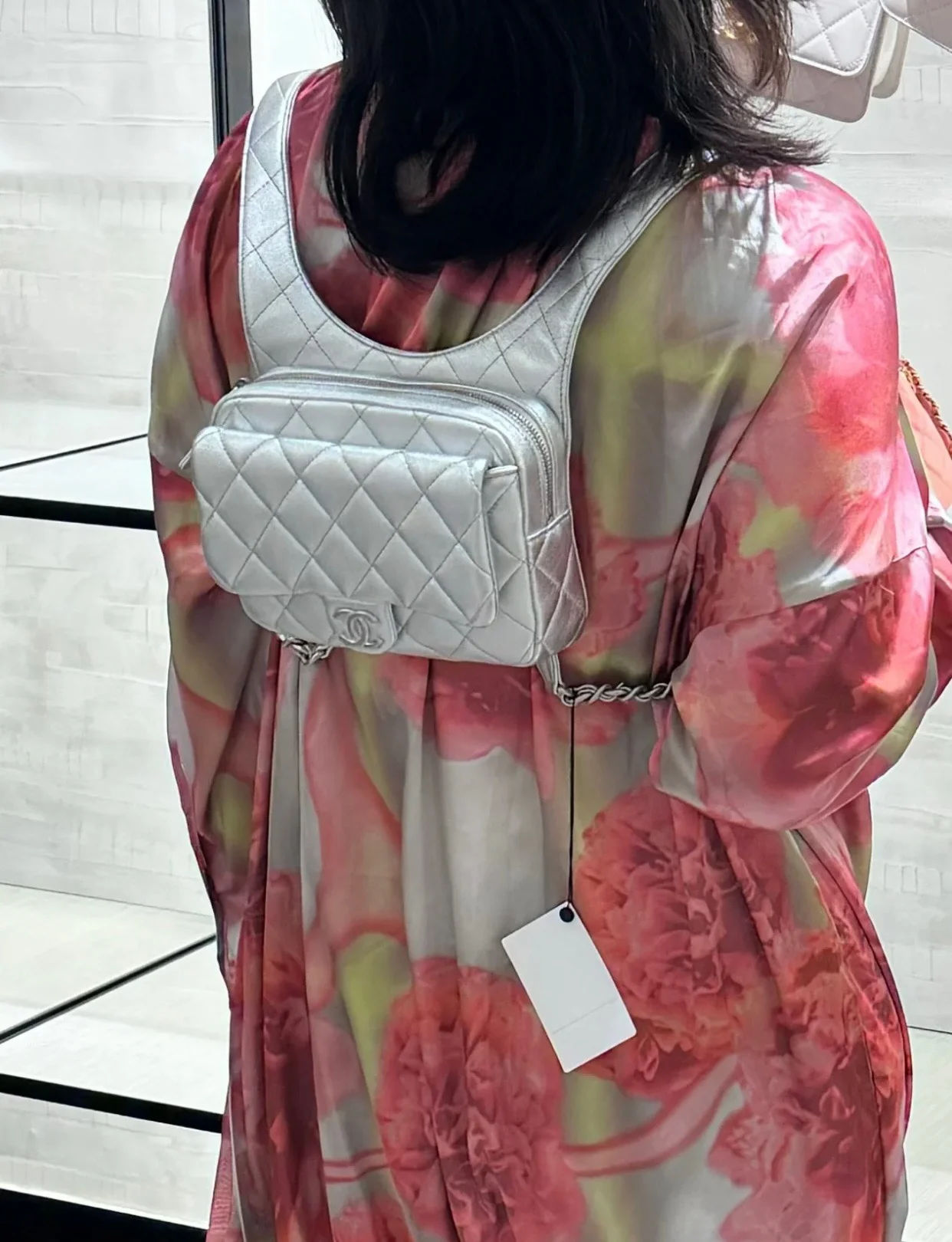 Новая коллекция Chanel весна/лето - сумка-хобо - сумка-мессенджер в стиле хиппи - серебристая