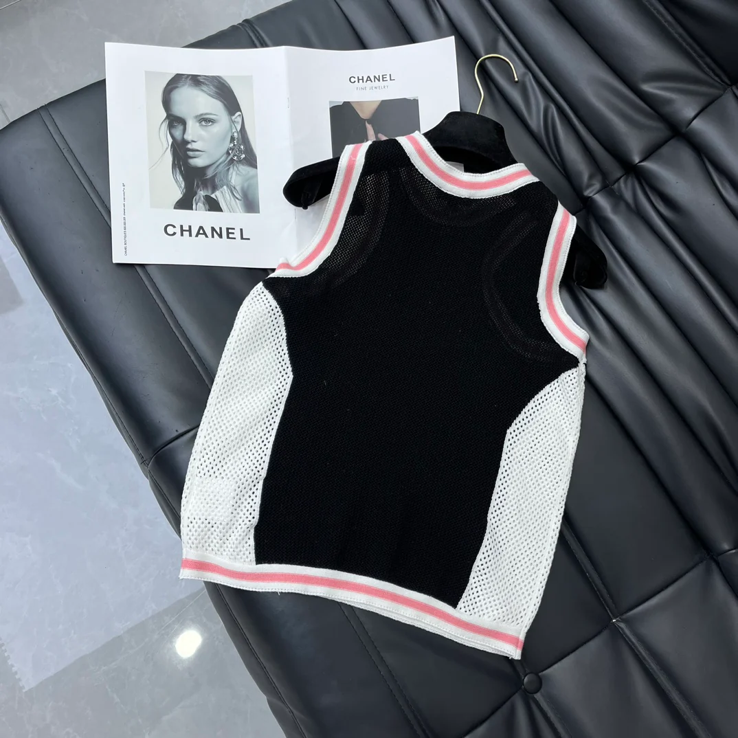 Chanel - 2403-24 Новинка: Жилет с вырезом на плечах