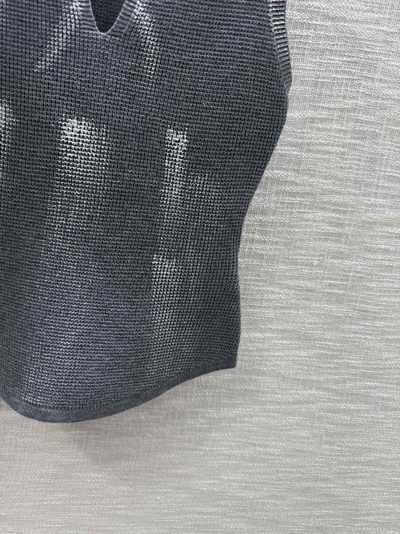 Вязаный жилет Chanel 2403 Graffiti с V-образным вырезом - темно-серый