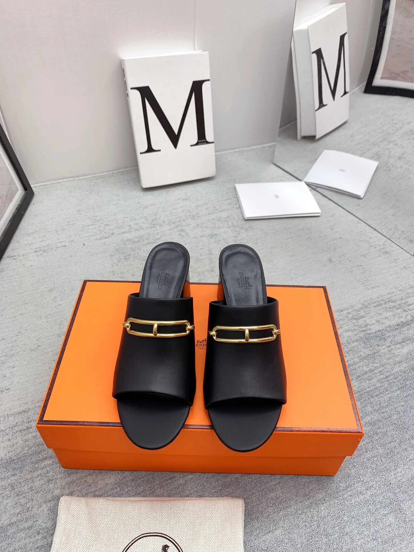 Новинка сезона весна/лето 2022 от Hermes - Высококачественные сандалии на массивном каблуке - 1