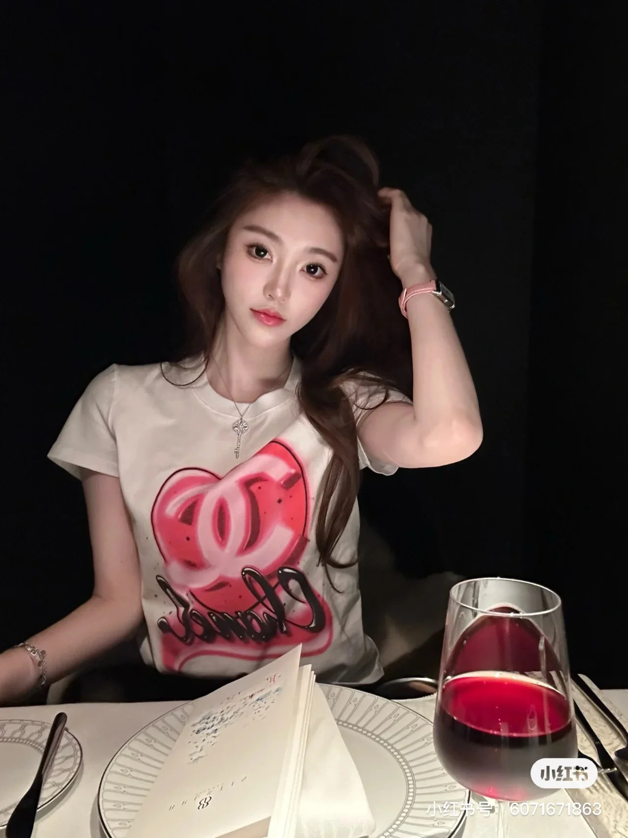 Футболка Chanel 2403 с 3D-логотипом в виде граффити-сердца и коротким рукавом