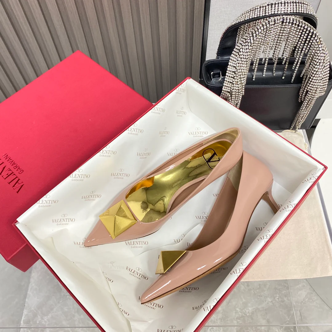 Новинка сезона осень/зима 2022 от Valentino - Туфли на низком каблуке с заклепками - Розовые