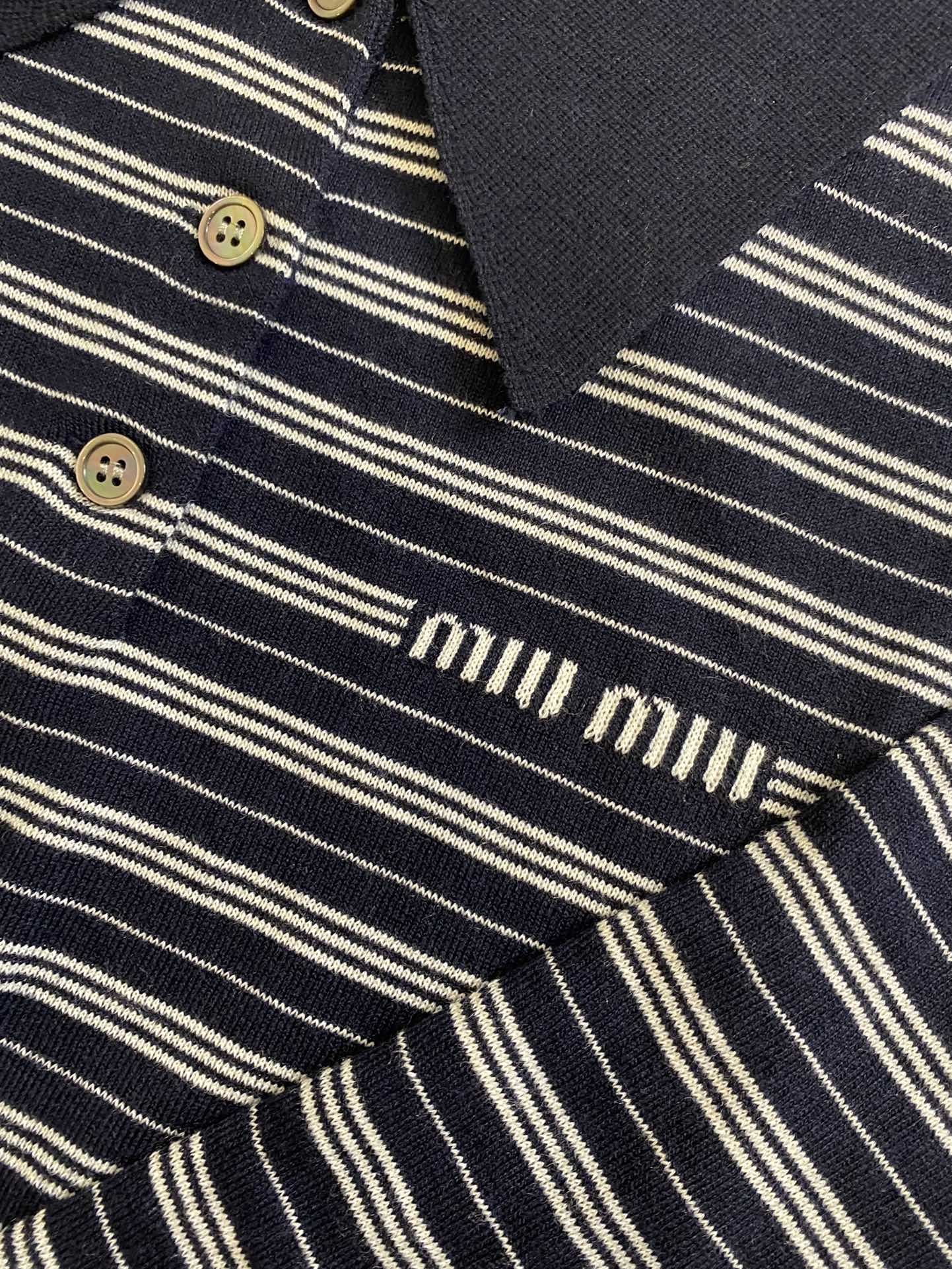 Miu Miu - 2404 - Новинка ранней весны. Вязаный свитер с длинными рукавами и воротником - темно-синий.