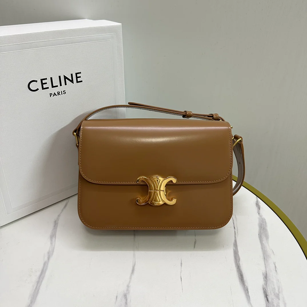 Сумка Celine Triomphe Classic из глянцевой телячьей кожи — коричневая.