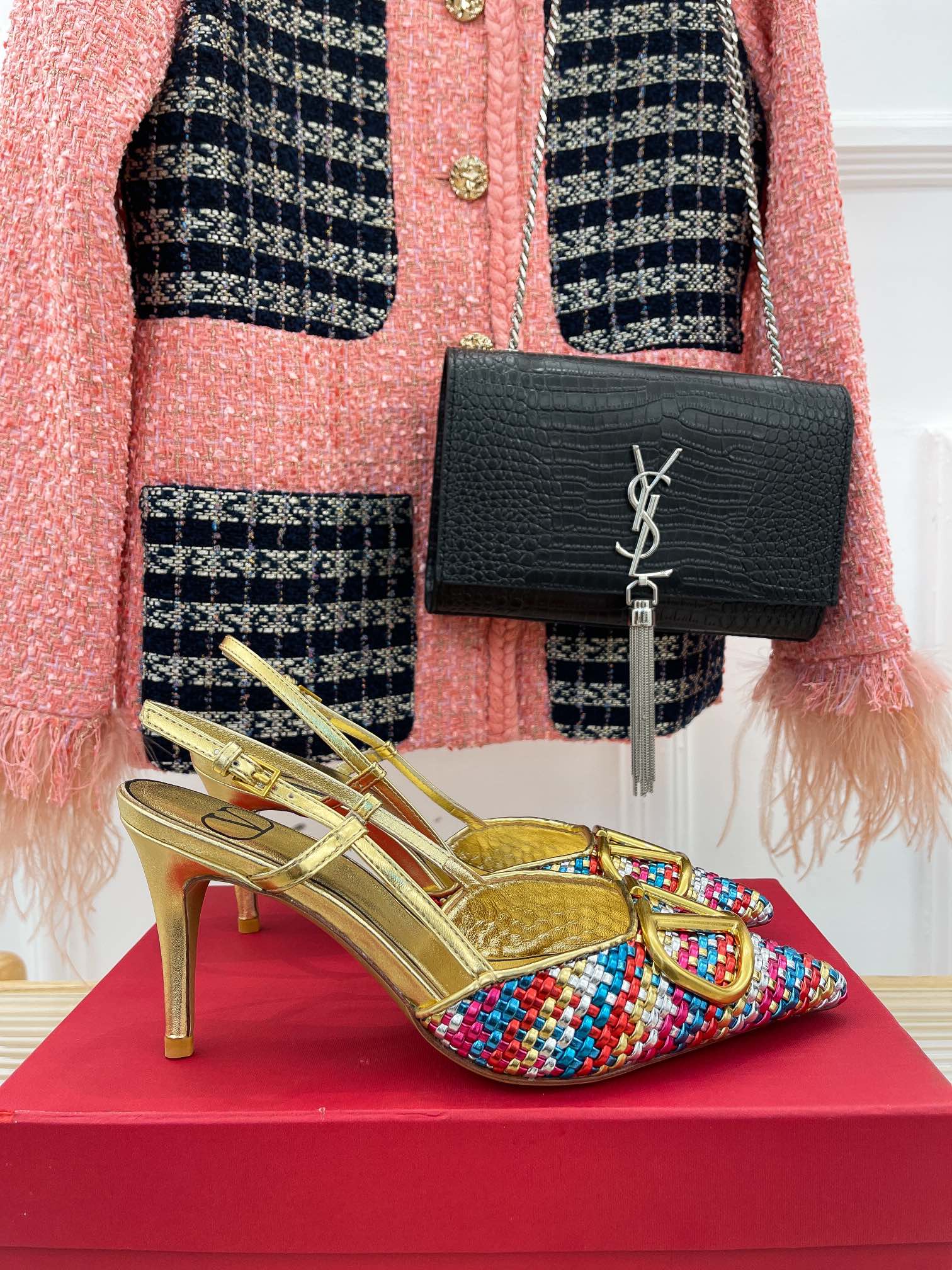 Новинка сезона весна/лето 2023 от Valentino - Босоножки на высоком каблуке с V-образной пряжкой - 8 см - Разноцветные