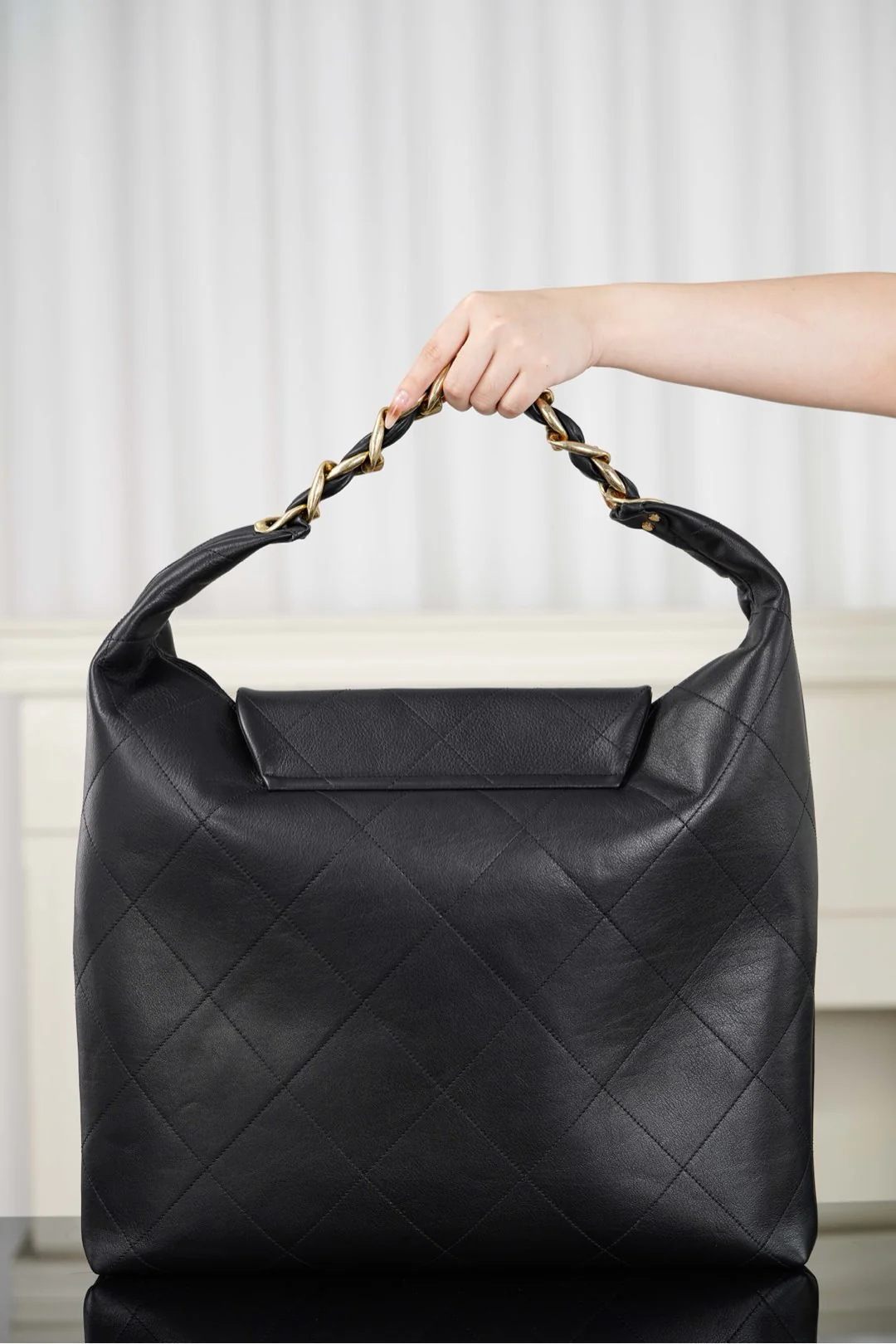 Сумка-хобо Chanel Maxi с массивной цепочкой 25 карат — черная.