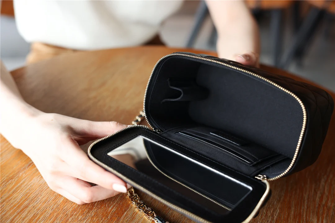 Chanel - квадратная сумка-коробочка с двойной цепочкой и буквой C