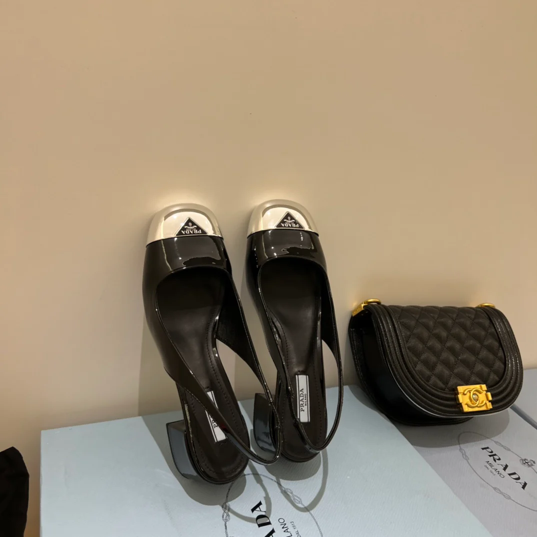 Новинка сезона осень/зима 2022 от Prada — металлические сандалии с закругленным носком.