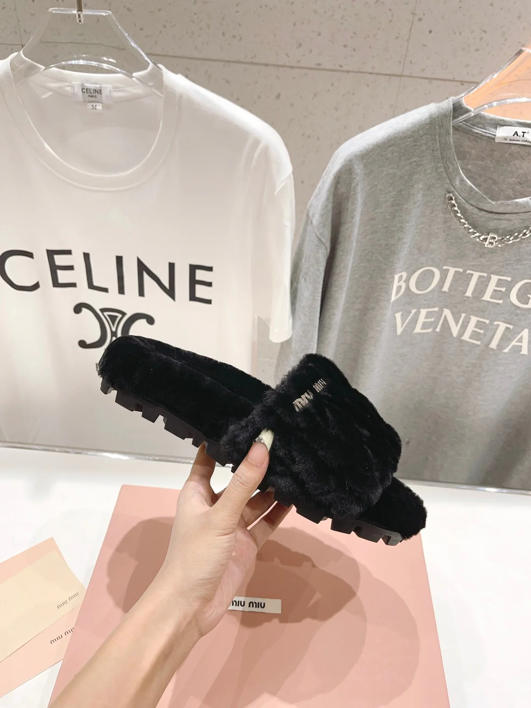 Новинка начала осени 2023 года от Miu Miu - Шелковые вышитые меховые тапочки - Полностью меховые, черные