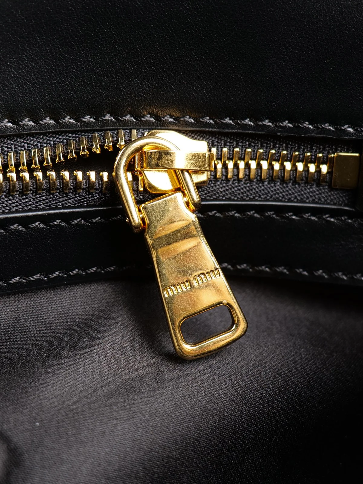 Сумка-багет Miu Miu через плечо - черная