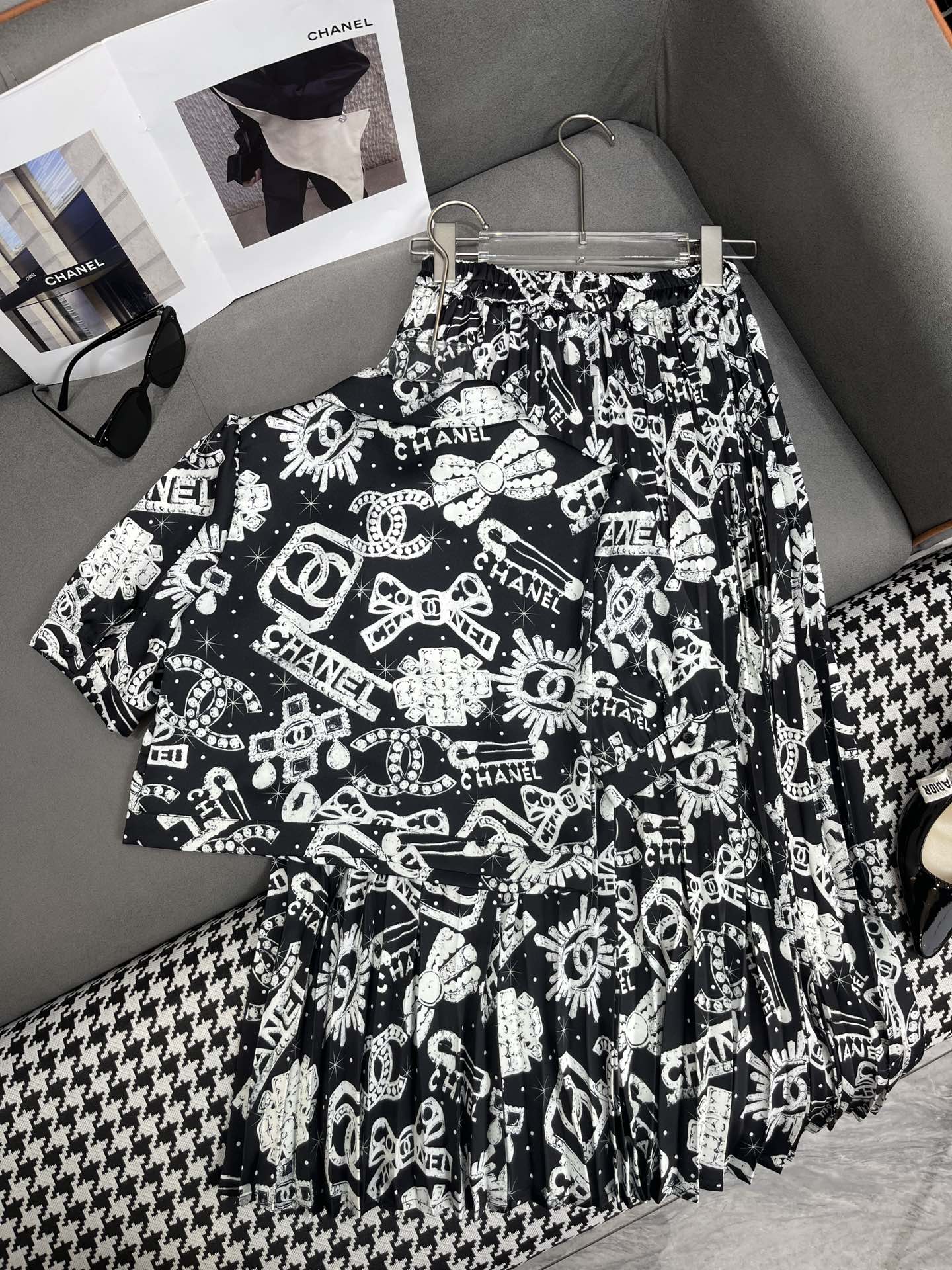 Новый костюм Chanel 2403-24ss весна/лето: короткая рубашка и плиссированная юбка - черный.