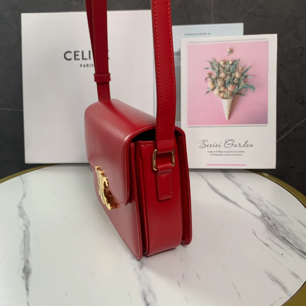 Сумка Celine Triomphe Classic из глянцевой телячьей кожи — красная.