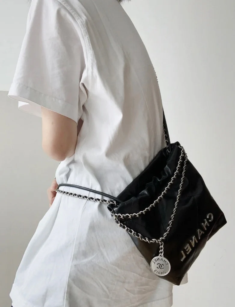 Новинка сезона весна/лето 2023 от Chanel - сумка 22 - мини - черно-серебристая - на фото.