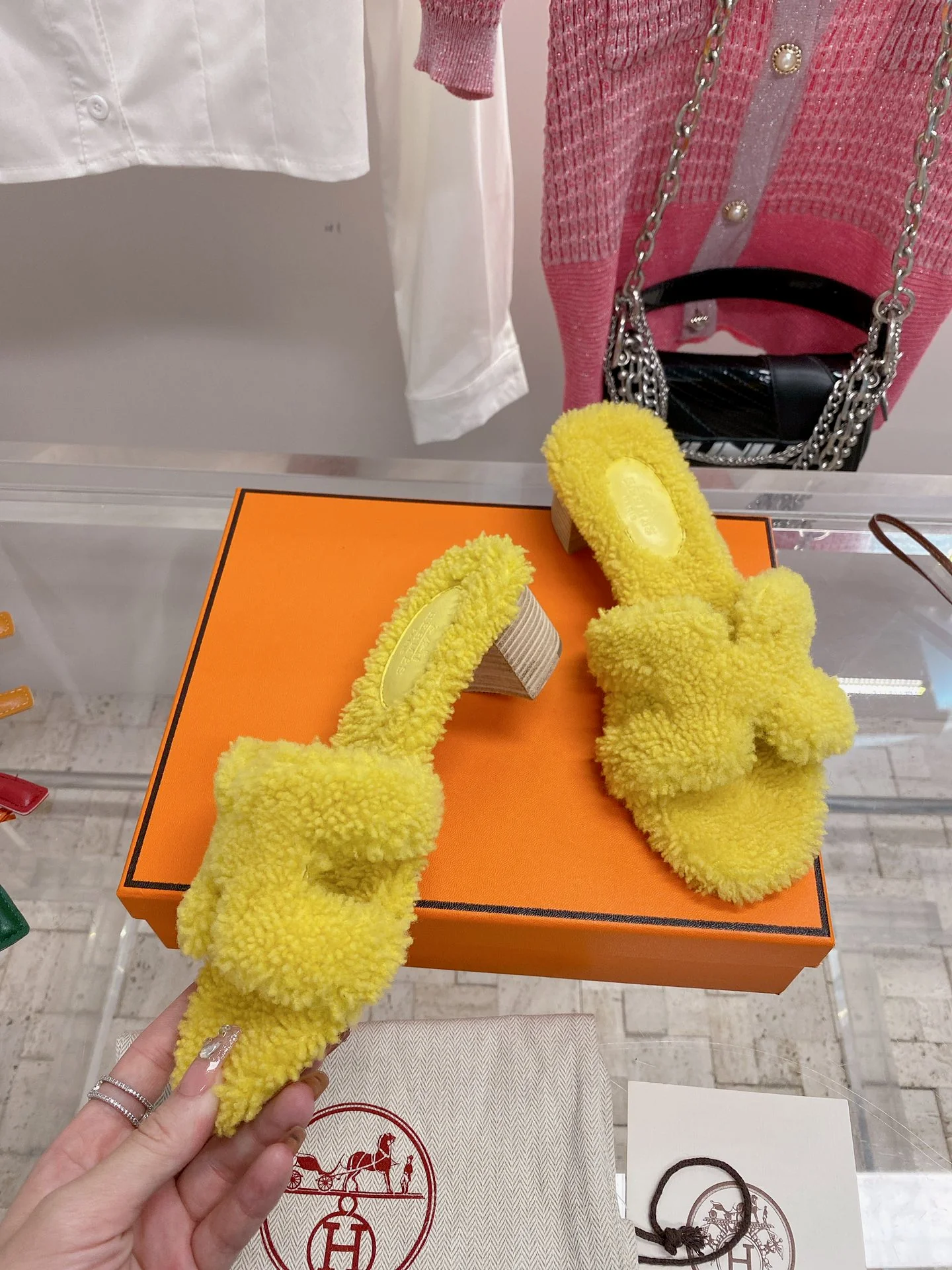 Новинка сезона осень/зима 2022 от Hermes - Сандалии на плоской подошве на каблуке H из натуральной овечьей шерсти Oran - 3 шт.