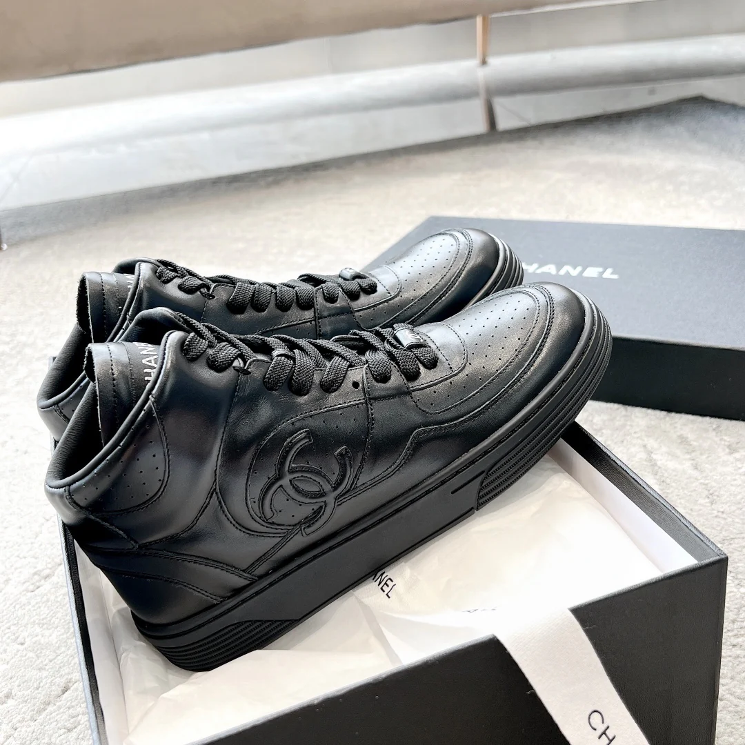 Новинка сезона весна/лето 2023 от Chanel - Высокие кроссовки - Черные