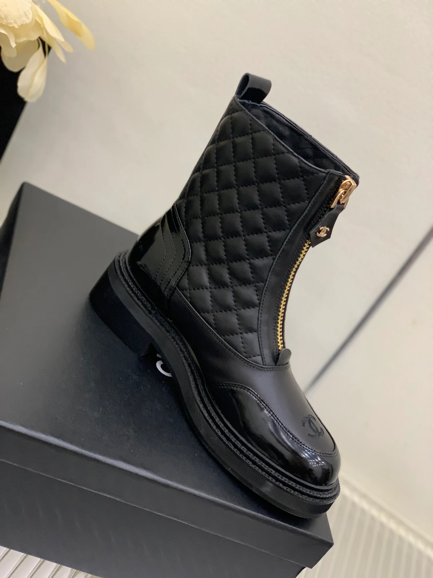 Ботинки средней высоты Chanel из коллекции 2022 года, украшенные бриллиантами — черные.