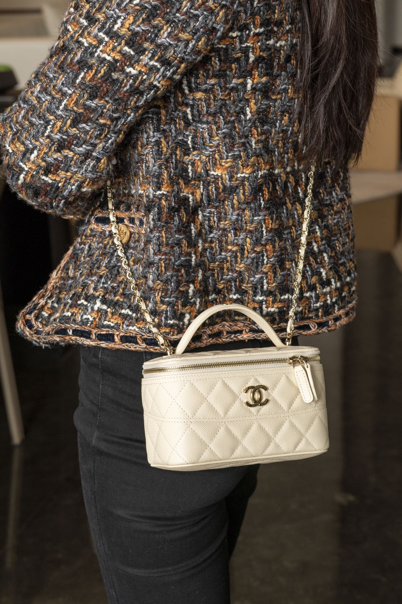 Chanel - ??? Сумка-коробочка в руке - кремовый цвет