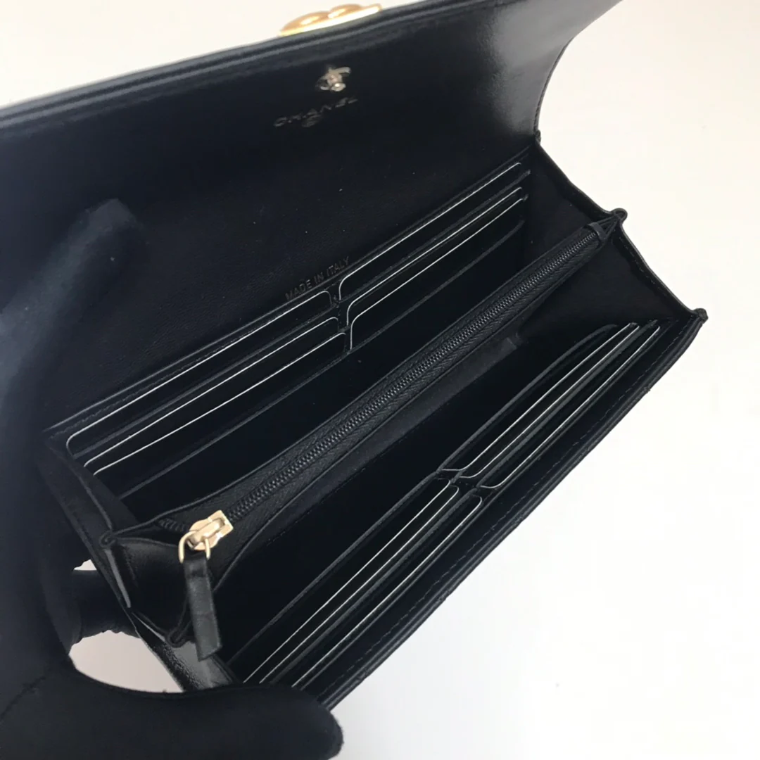 Кошелек-портмоне Chanel Le Boy Flip Wallet — из черной овечьей кожи с золотой пряжкой.