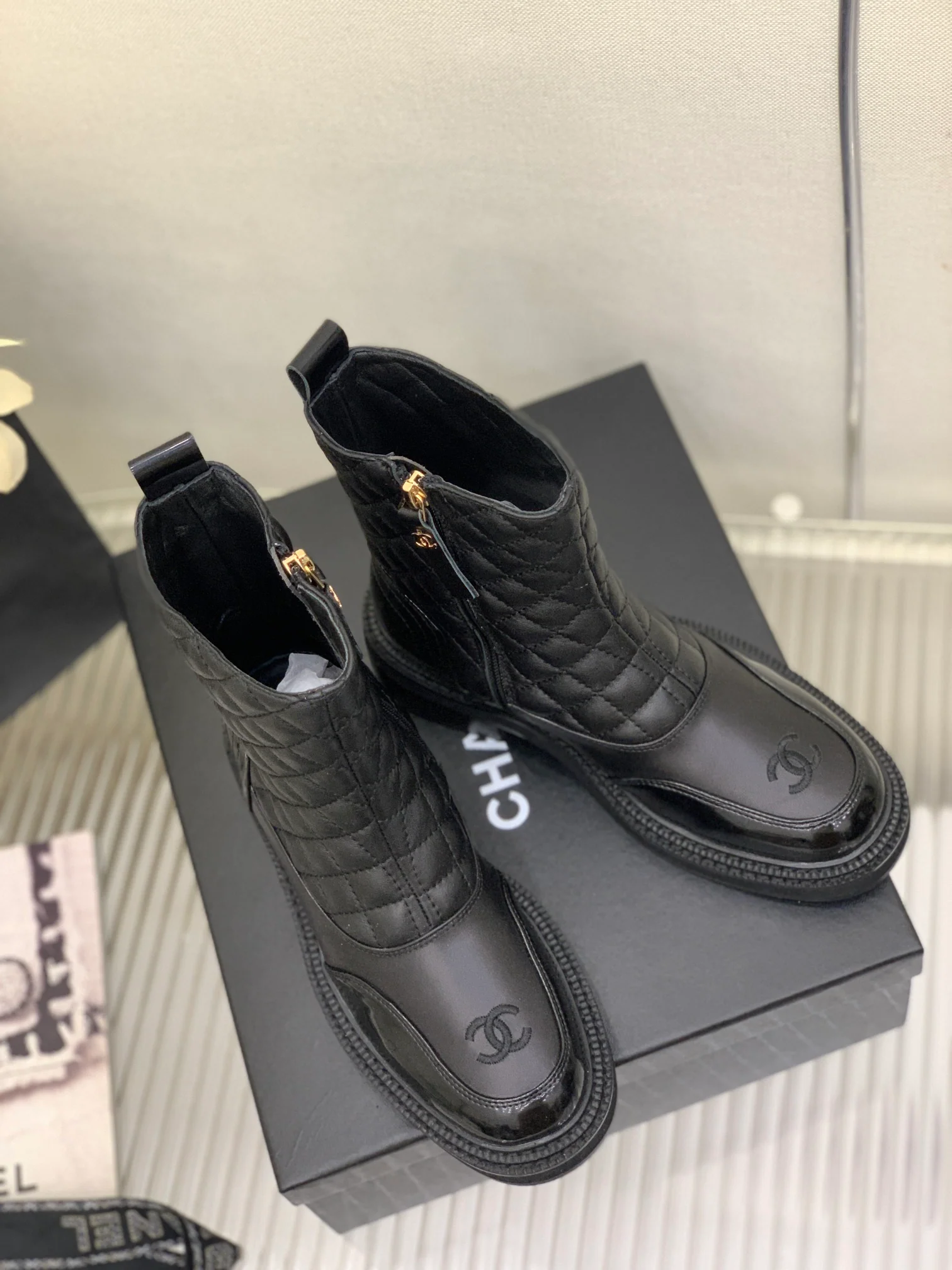 Коллекция Chanel 2022 года с подиума - Ботильоны с бриллиантовыми блестками - Черные