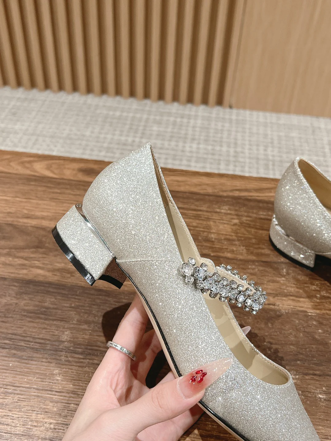 Туфли ?Мэри Джейн? от Jimmy с ремешком, украшенным стразами — серебристые.