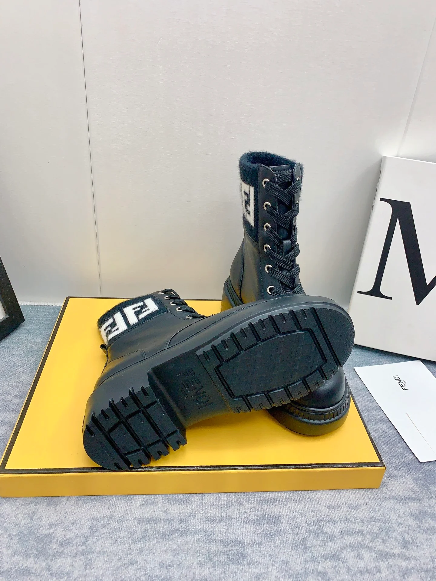 Новинка сезона осень/зима 2023 от Fendi - Ботильоны с монограммой - Черно-белые