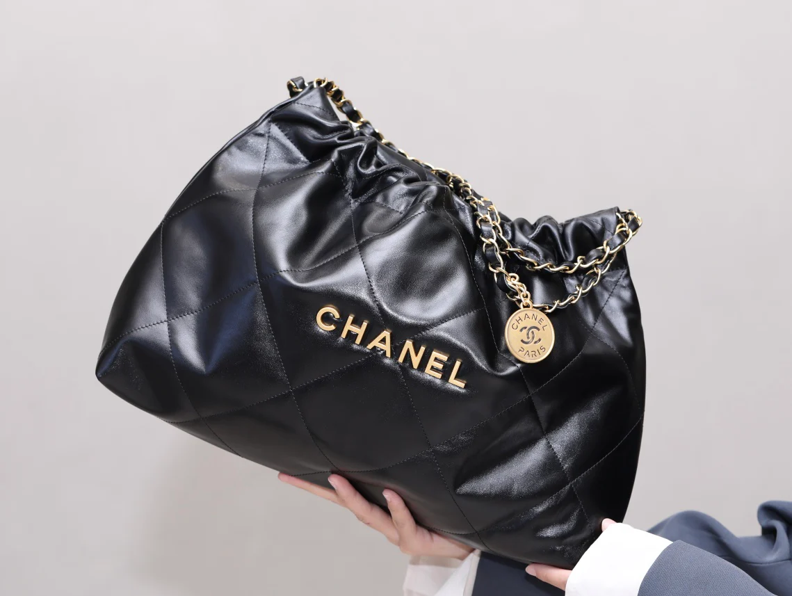 Сумка Chanel No. 22 — горизонтальный дизайн — черно-золотая