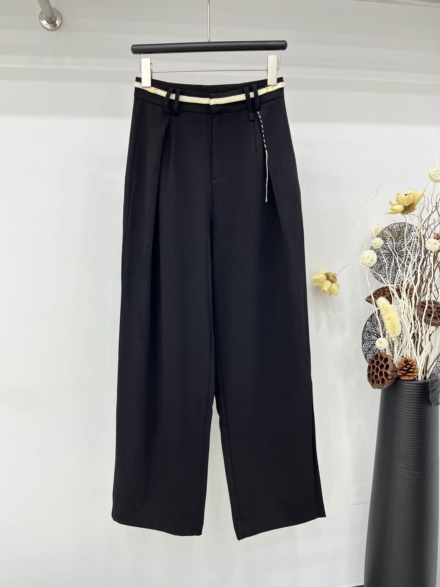 Celine-2404 — широкие брюки из тканого материала с цветовыми блоками.