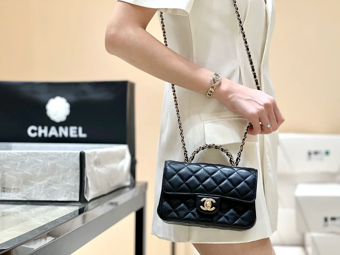 Ручка сумки Chanel 23a CF со стразами - черная