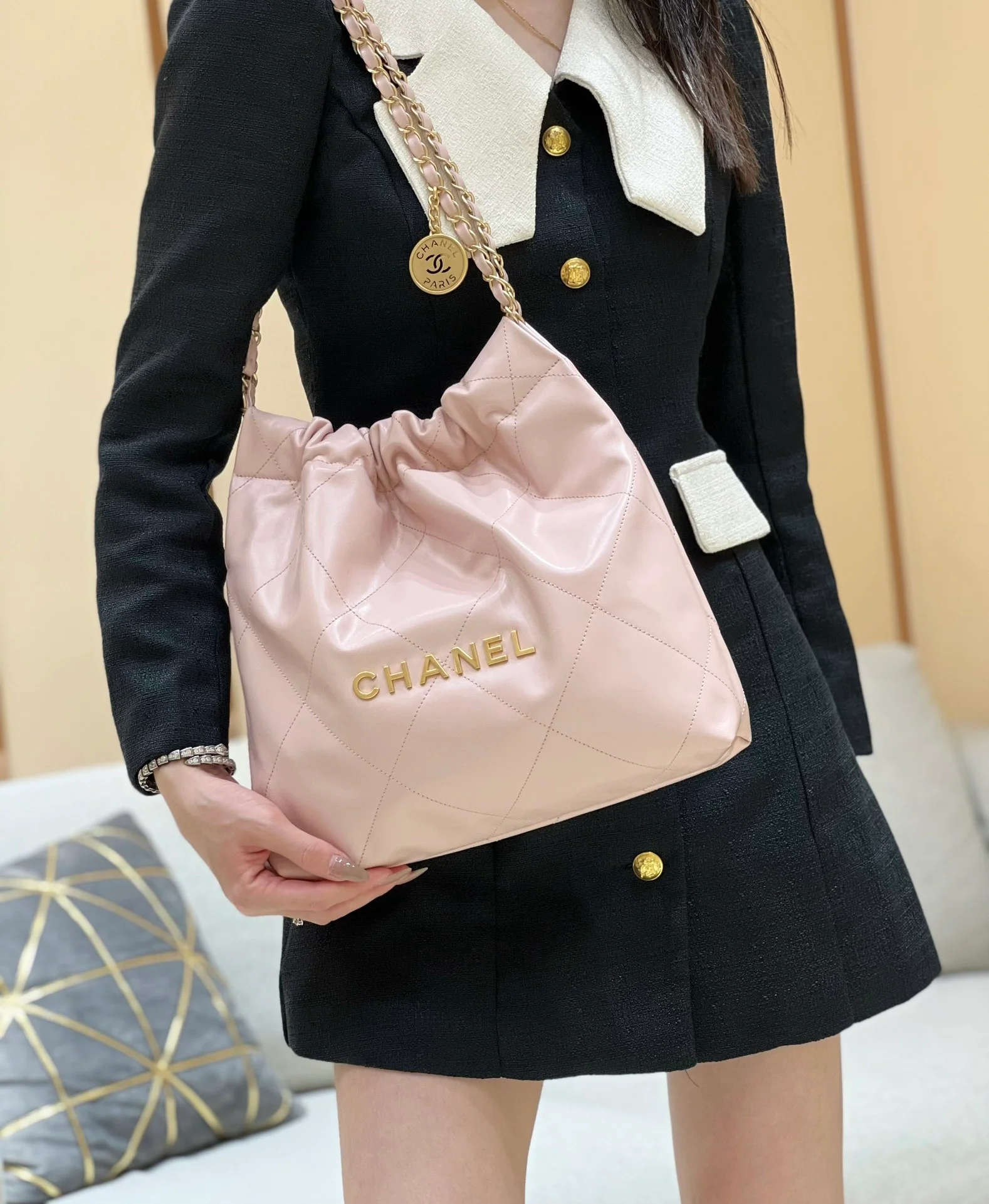 Новинка сезона весна/лето 2023 от Chanel - сумка 22bag - маленькая - светло-розовая - на фото.