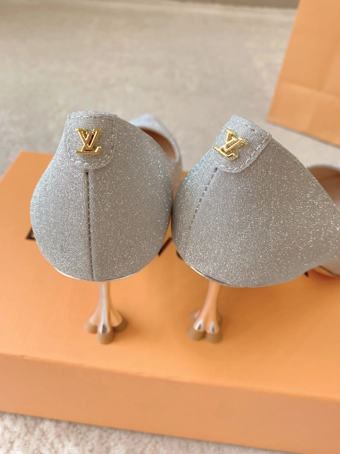 Новинка весны/лета 2023 - Коллекция Blossom Elegance - Босоножки на высоком каблуке - 7-5 см - Серебристые - 1