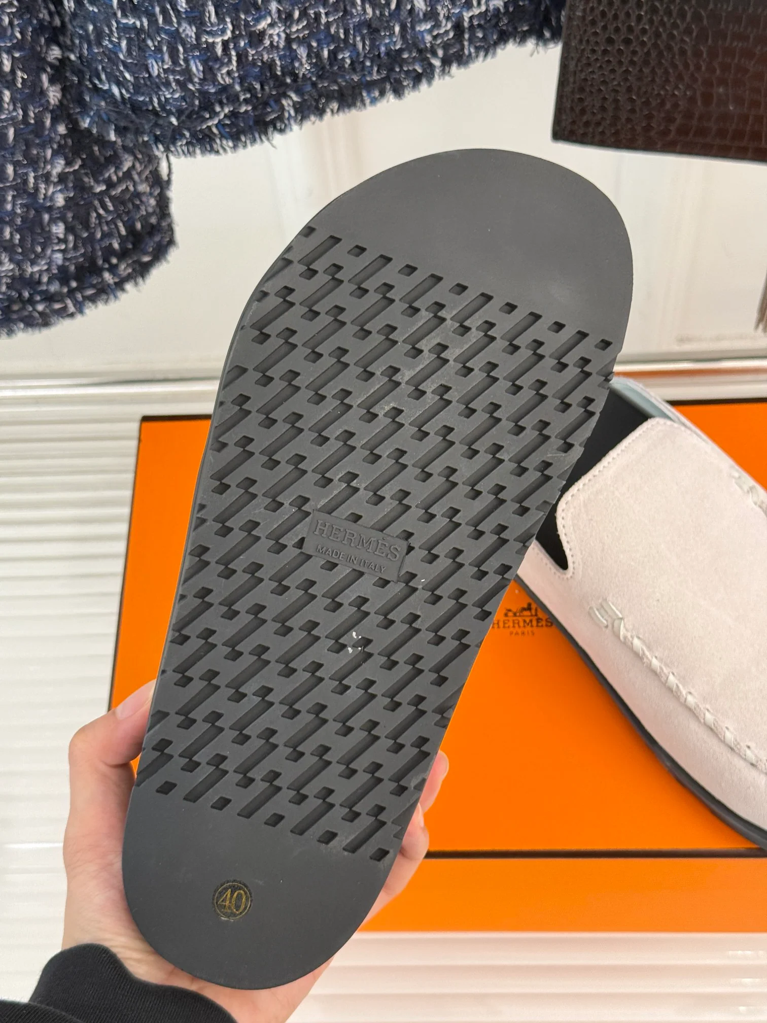 Классические кожаные тапочки Birkenstock Hermes 2024 — светло-серые.