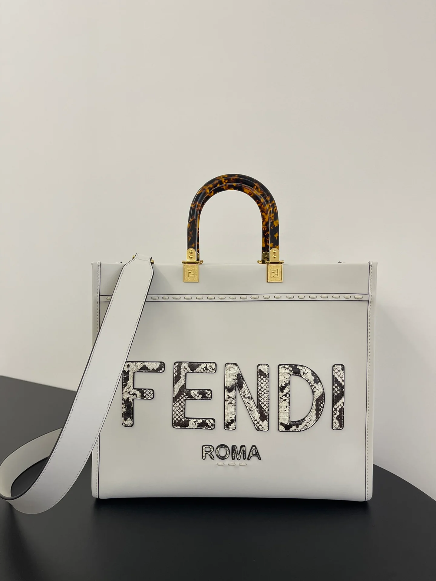Сумка-тоут Fendi с логотипом Sunshine - белая.