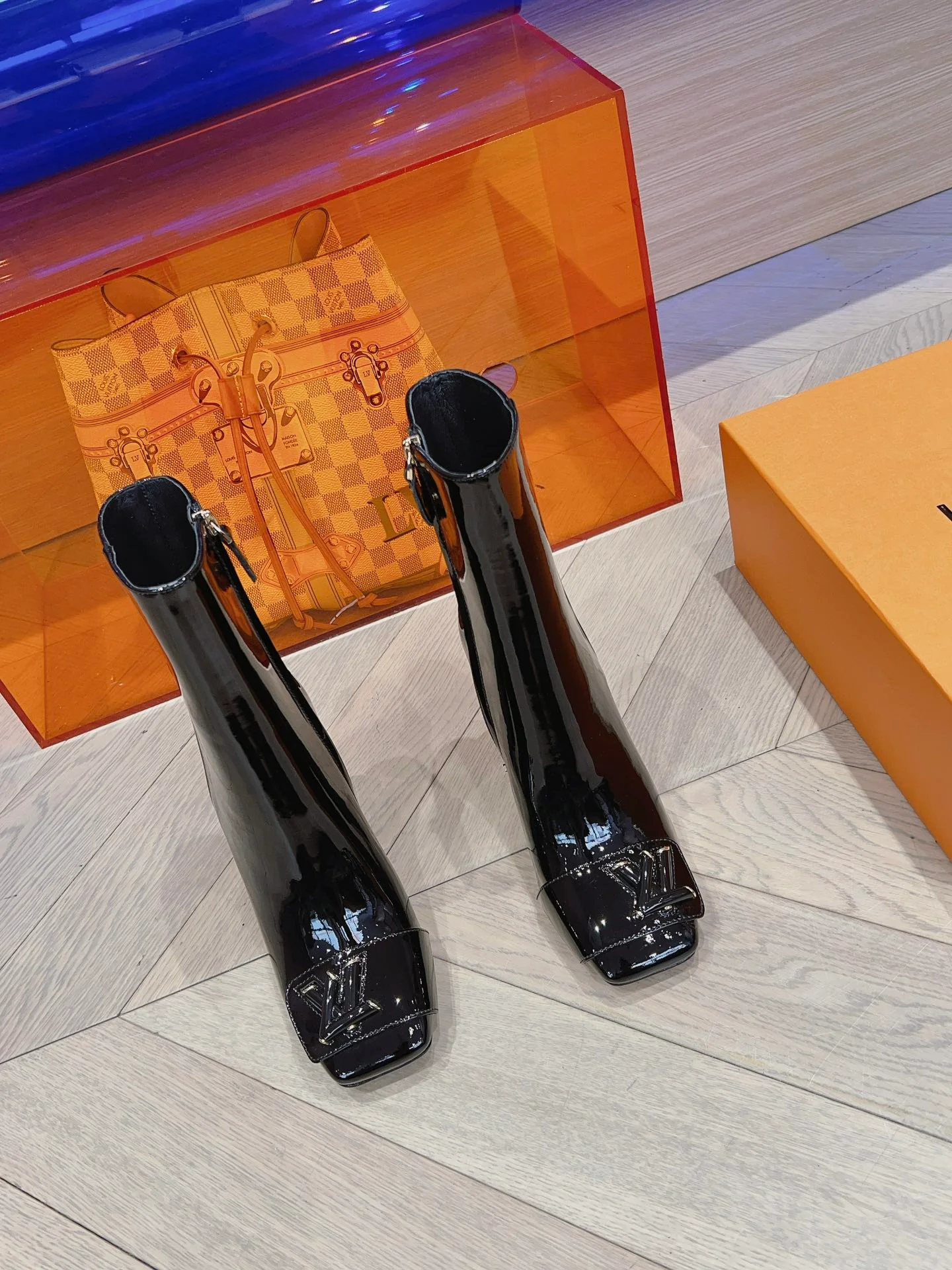 Новинка сезона осень/зима 2023 от LV - Ботильоны с подиума - Ботильоны на массивном высоком каблуке - Лакированная кожа, черный цвет