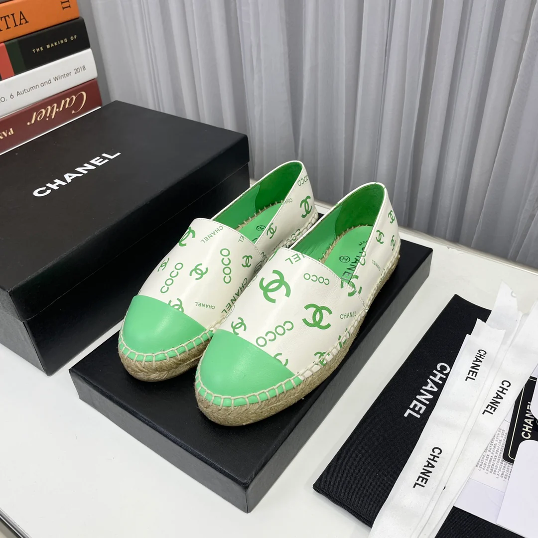 Новинка весны 2023 года от Chanel - Рыбацкие туфли из овечьей кожи - Зеленые