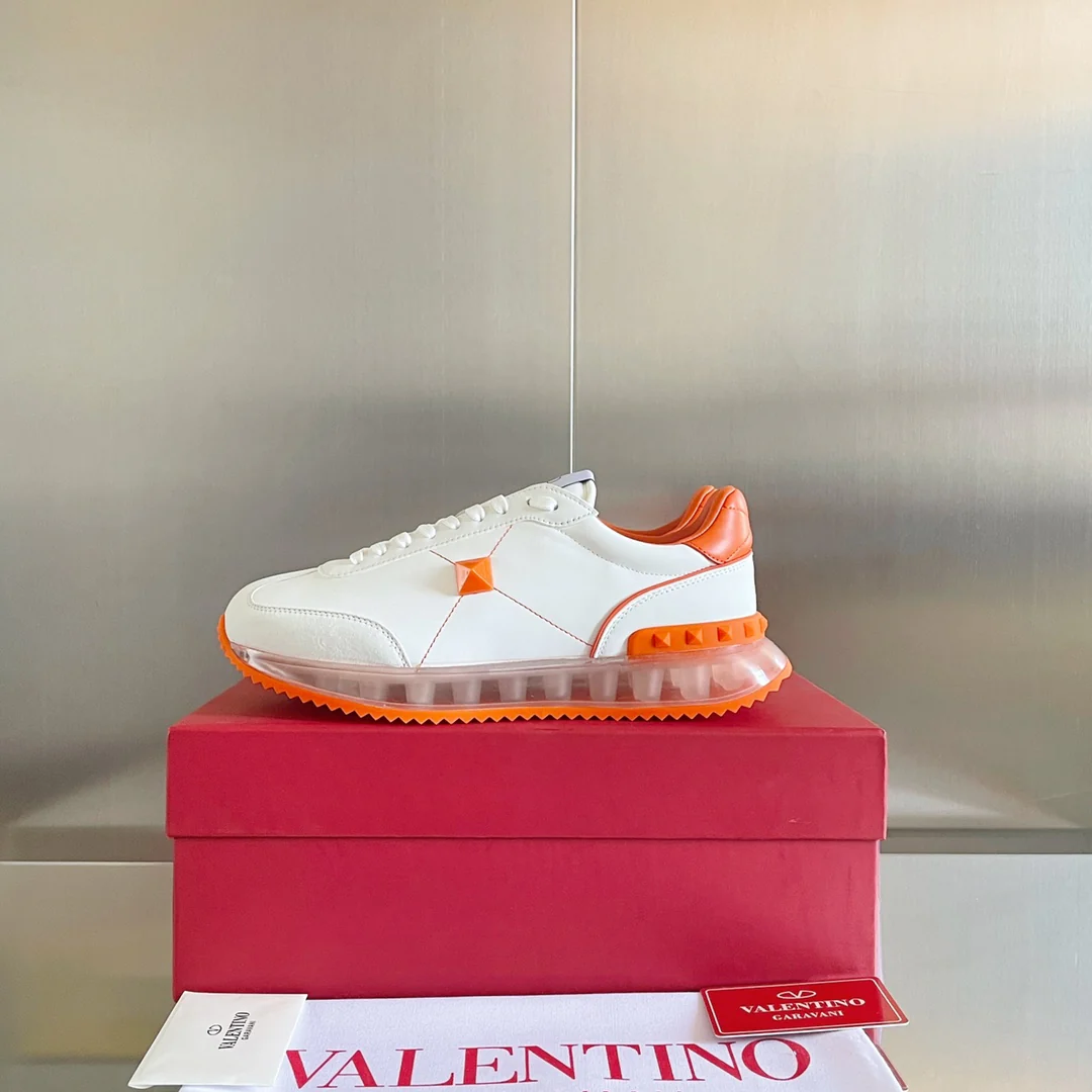 Valentino - Спортивные повседневные туфли с заклепками - Серия с заклепками по всей поверхности - Модель с воздушной подушкой - Парный стиль - Оранжевая отделка